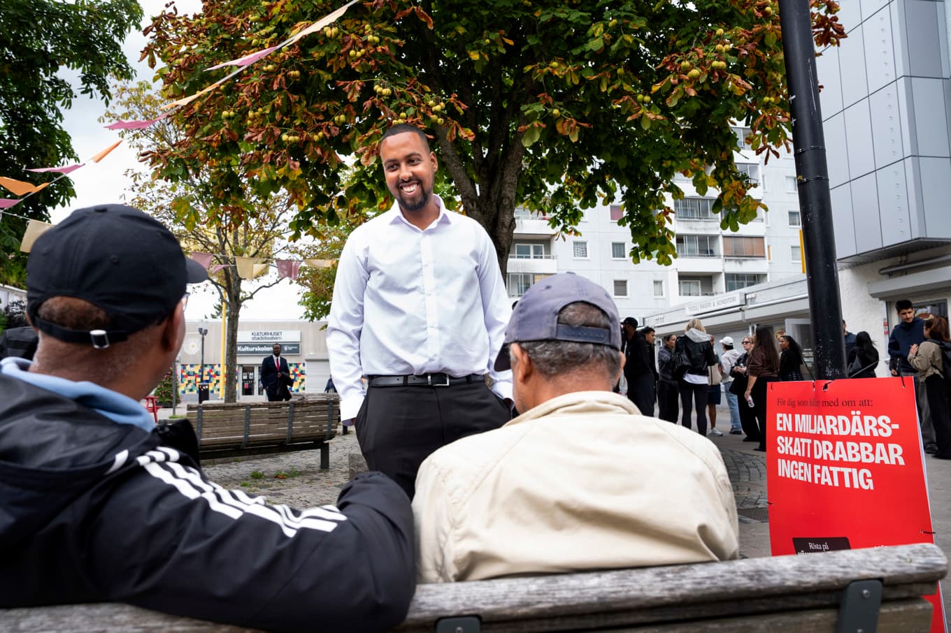 Vänsterpartiets riksdagskandidat Ilyas Hassan (V) på Husby torg. Foto: Pontus Lundahl/TT