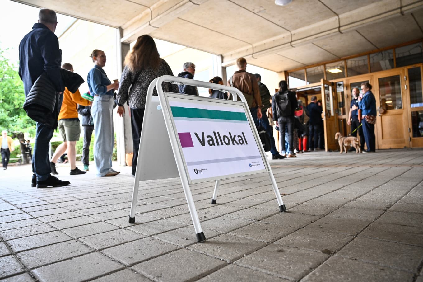 Människor köar för att rösta i vallokalen i Eriksdalshallen i Stockholm på valdagen. Foto: Martin Pahlmblad/TT