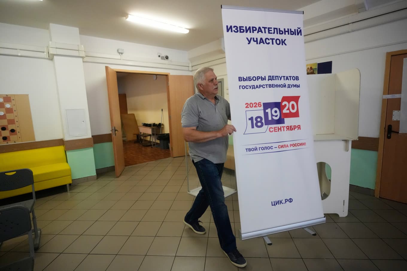 En vallokal görs i ordning i Moskva. Foto: Pavel Bednyakov/AP/TT