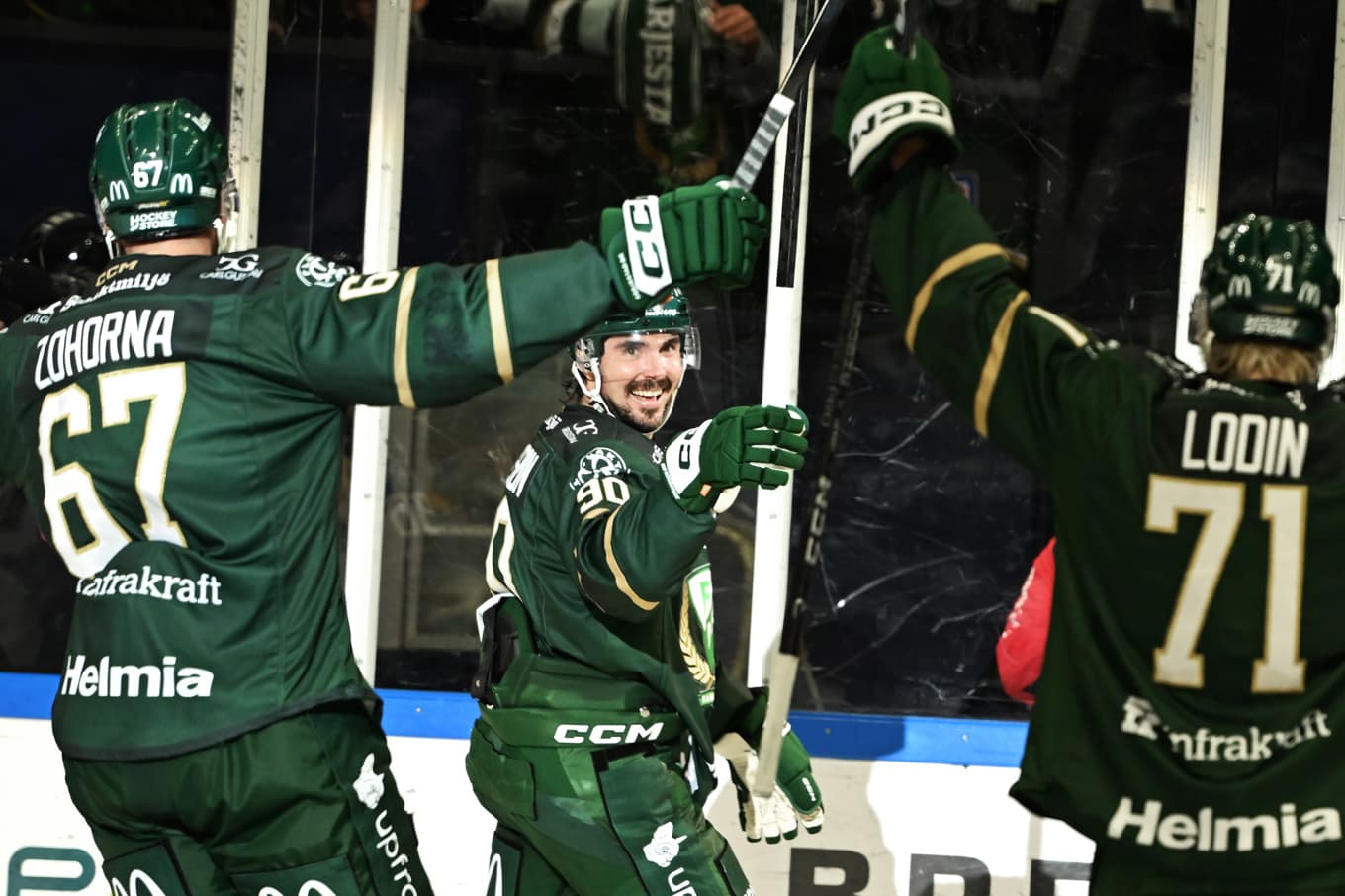 Färjestads Marcus Johansson jublar efter 6-0. Foto: Tommy Pedersen/TT