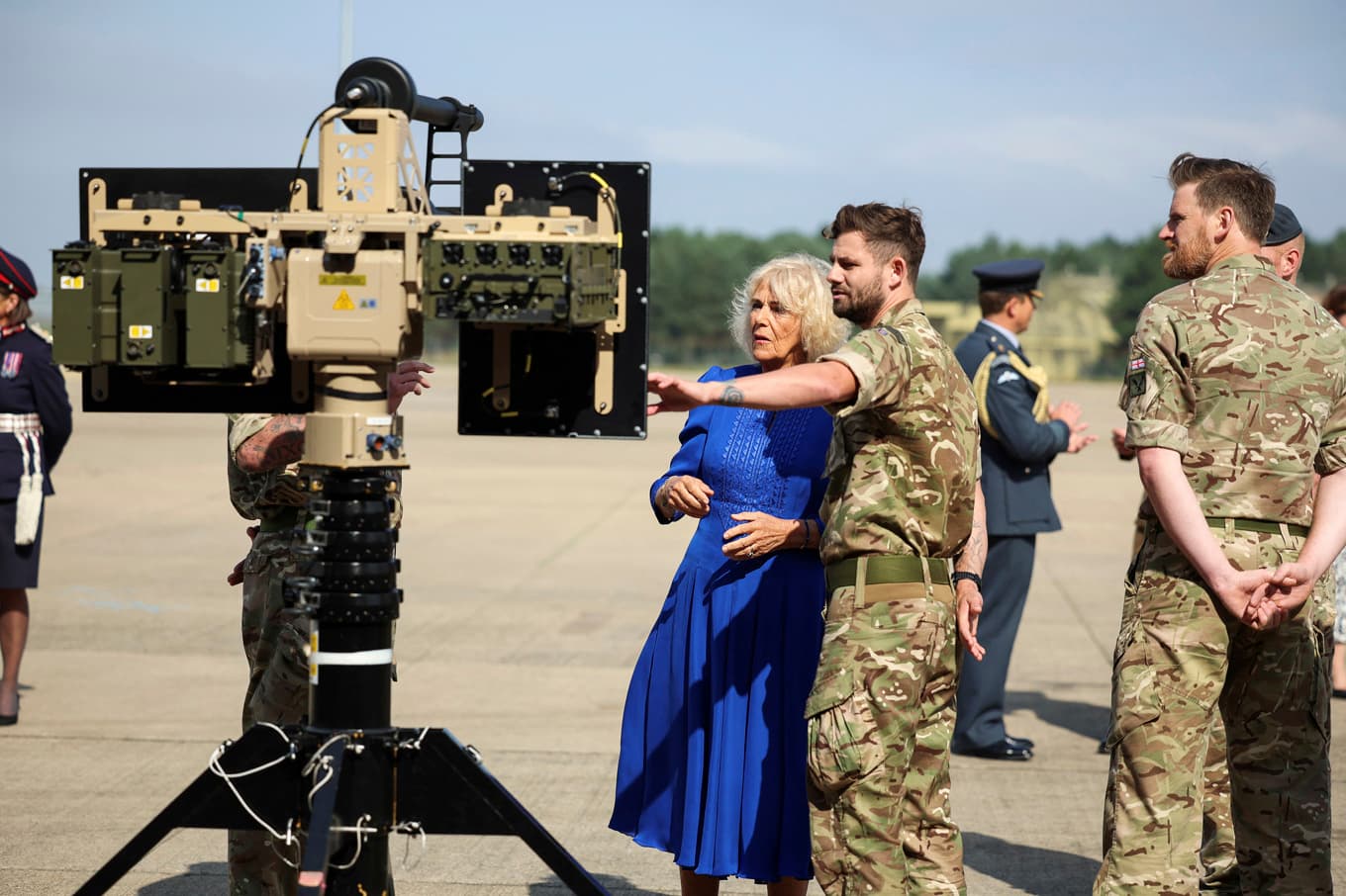 Storbritanniens drottning Camilla tittar på anti-drönarutrustning under sitt besök på flygbasen RAF Leeming i Northallerton i England 2024. Foto: Phil Noble/AP/TT