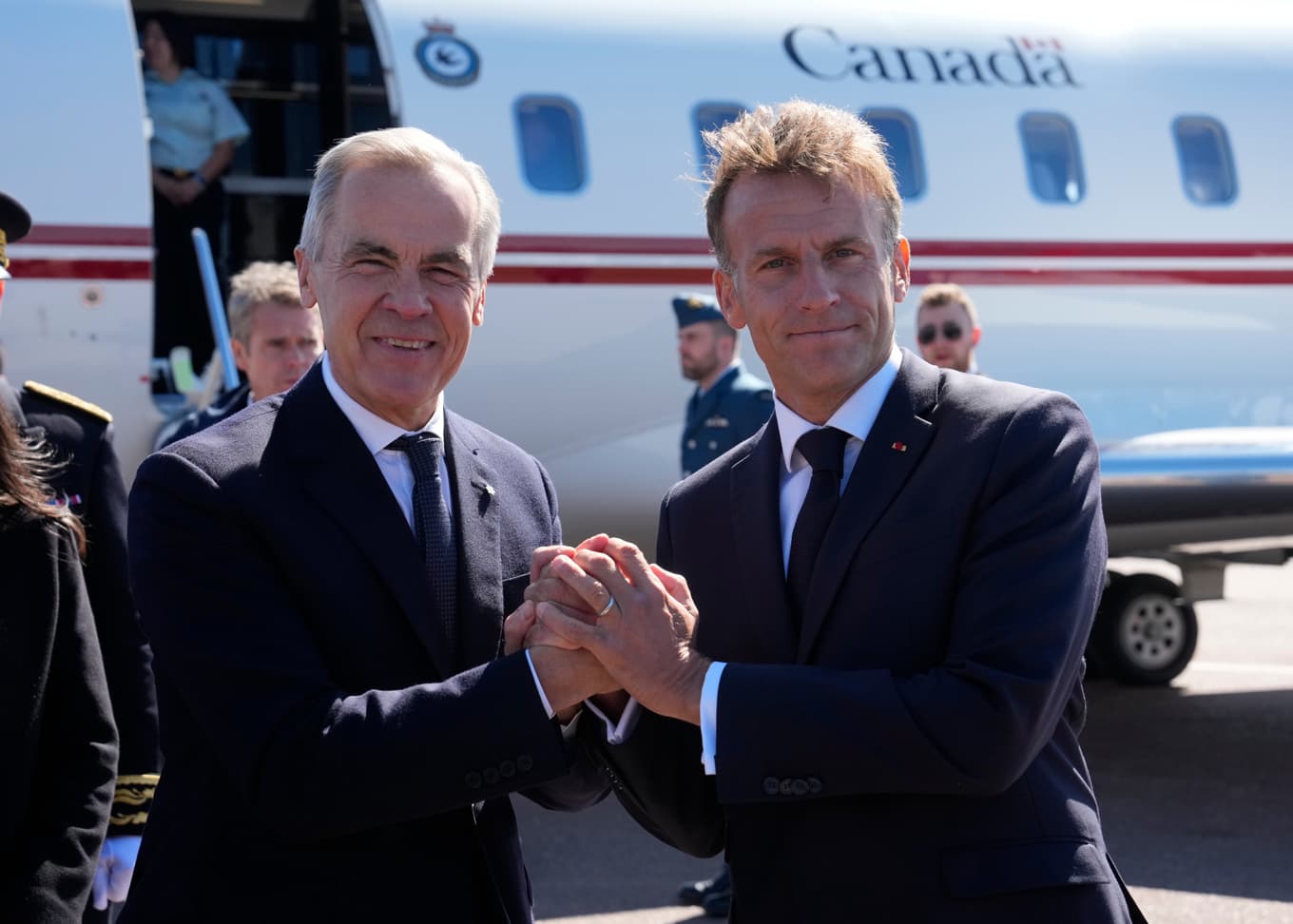 Kanadas premiärminister Mark Carney och Frankrikes president Emmanuel Macron på franskt ömöte just utanför Kanadas kust. Foto: Adrian Wyld  /AP/TT