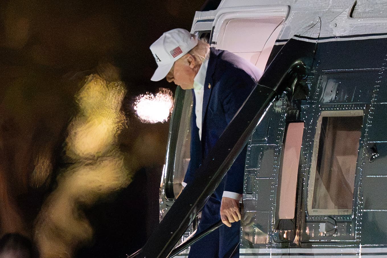 President Donald Trump landar i anslutning till Vita Huset på lördagen, en dag tidigare än planerat. Foto: Jose Luis Magana/AP/TT