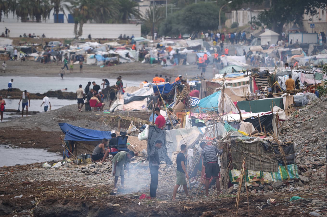 Migranter på stranden i den spanska exklaven Ceuta. Arkivbild. Foto: Francis González/AP/TT