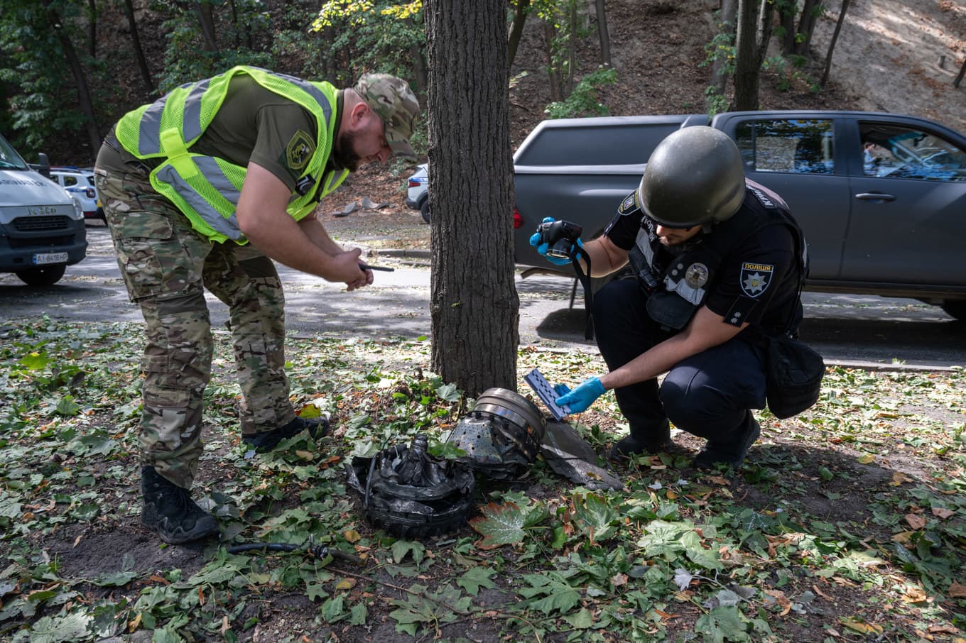Ukrainska poliser undersöker en nedskjuten jetdrönare i Kiev. Arkivbild. Foto: Danylo Antoniuk /AP/TT