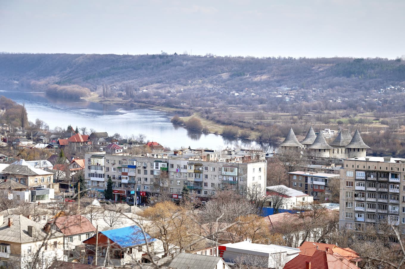 Floden Dniester, här vid staden Soroca på gränsen mot Ukraina, har lågt vattenstånd. Arkivbild. Foto: Aurel Obreja/AP/TT