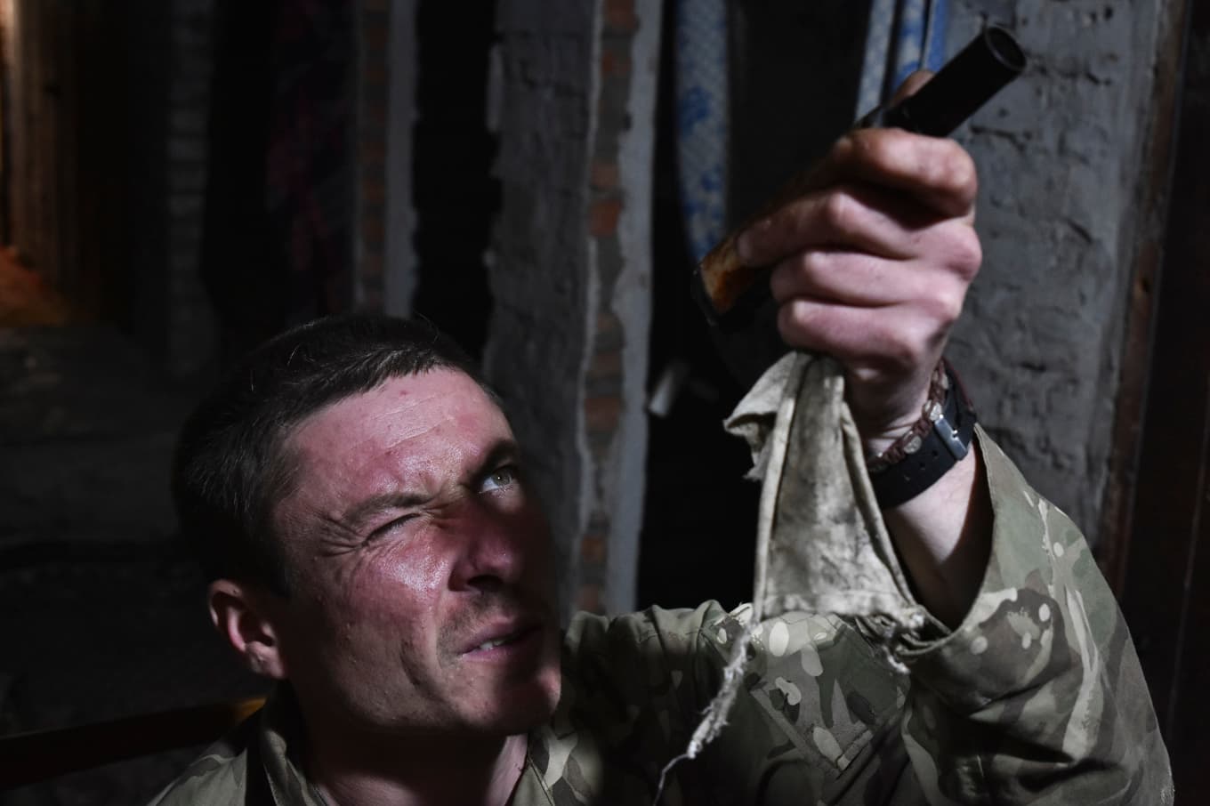 En ukrainsk soldat ser över sitt vapen, i ett skyddsrum nära fronten i den ukrainska regionen Zaporizjzja. Arkivbild från 2024. Foto: Andriy Andriyenko/AP/TT