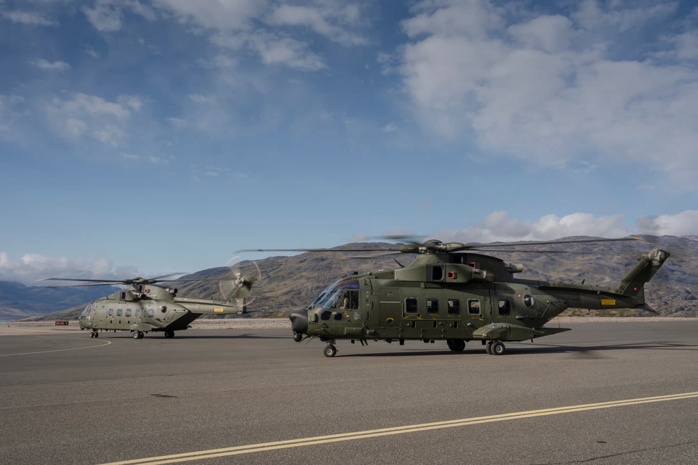 Räddningshelikoptrar vid flygplatsen i Narsarsuaq på södra Grönland. Bild från tidigare i september. Foto: Mads Claus Rasmussen/Ritzau Scanpix/TT