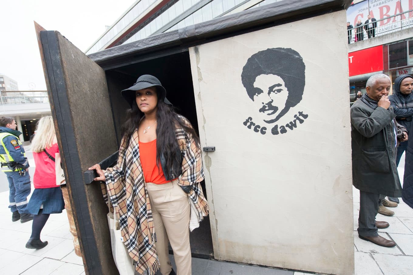Betlehem Isaak, dotter till den fängslade svensk-eritreanske journalisten Dawit Isaak framför en kopia av den cell där hennes far har suttit fängslad. Foto: Fredrik Sandberg/TT