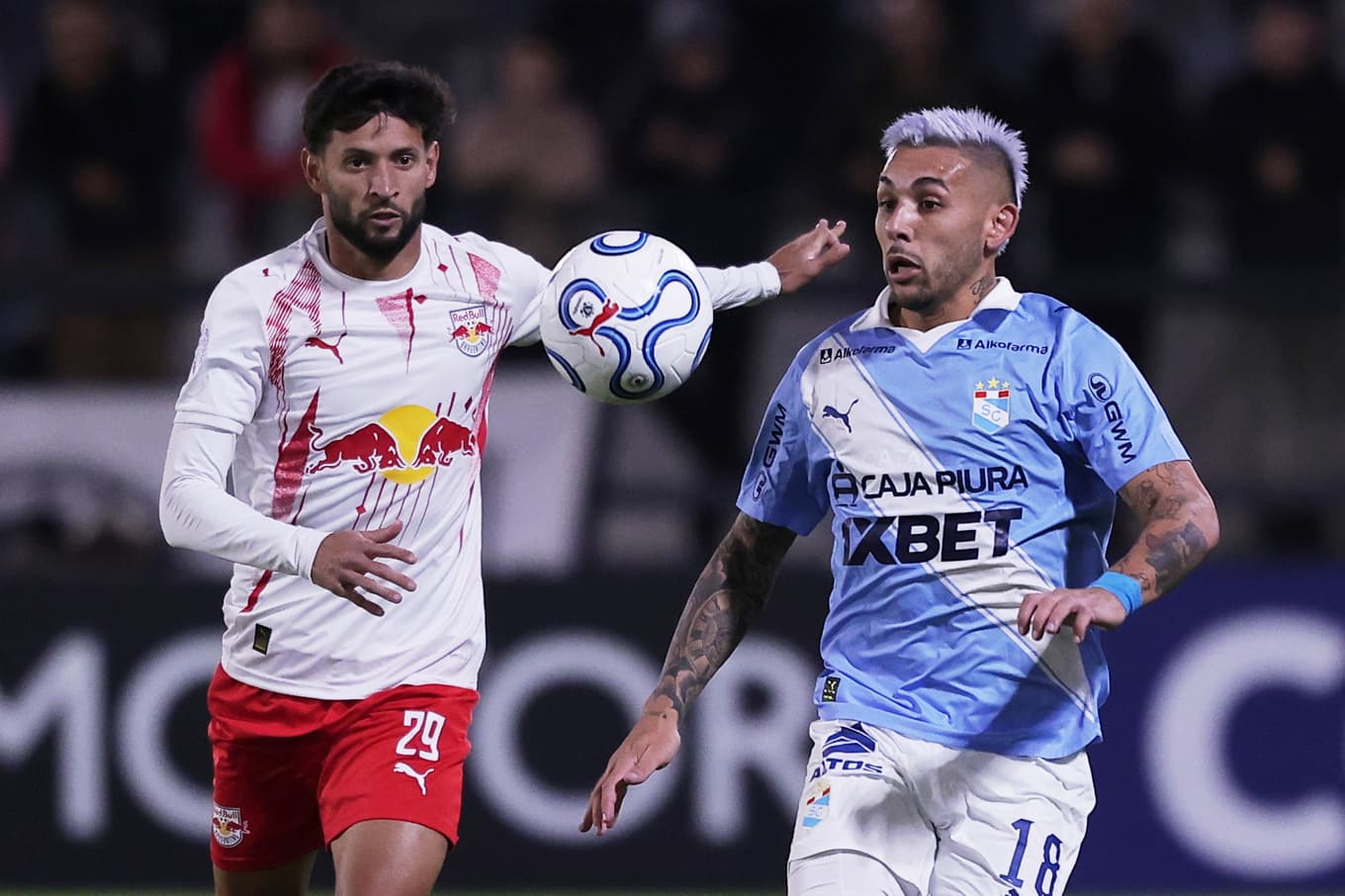 Red Bull sponsrar bland annat en rad fotbollsklubbar, exempelvis Red Bull Bragantino i Brasilien. Till vänster spelare Juninho Capixaba som spelar för Red Bull Bragantino. Arkivbild. Foto: Ettore Chiereguini  /AP/TT