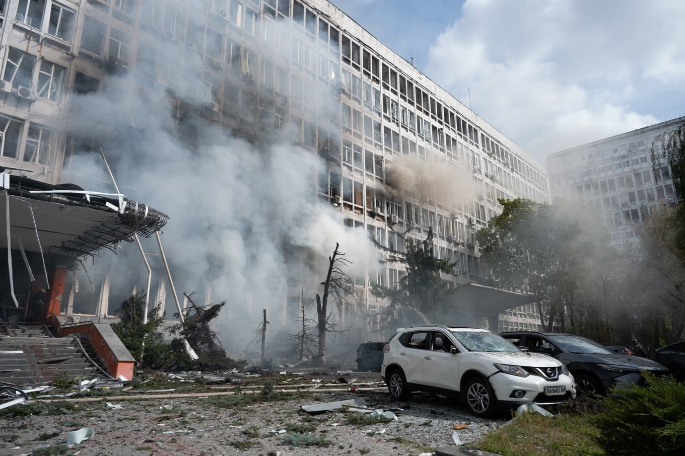 Rök stiger från en brand efter en rysk attack i Kiev på onsdagen. Foto: Danylo Antoniuk/AP/TT