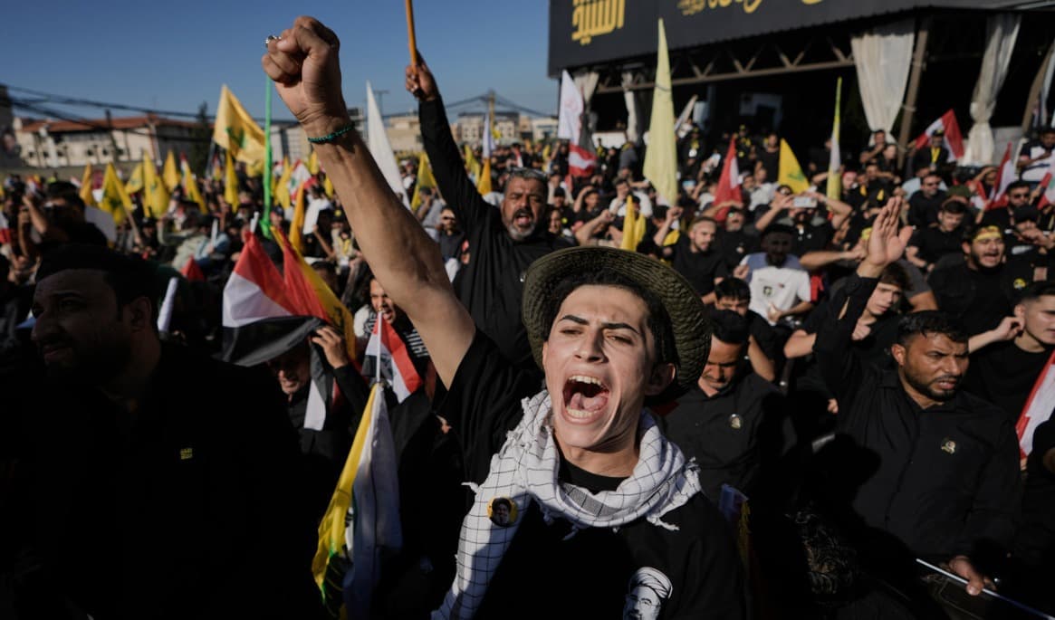 Anhängare till islamistiska Hizbollahrörelsen i Libanon visar sitt stöd för milisen och dess tidigare ledare Hassan Nasrallah som dödades av Israel för två år sedan. Foto: Bilal Hussein/AP/TT