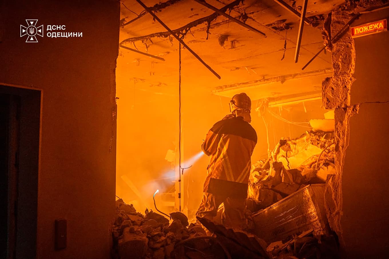 En tidigare räddningsinsats efter en rysk attack mot staden Odessa i Ukraina. Bilden är från Ukrainas räddningstjänst. Foto: Ukrainas räddningstjänst via AP/TT