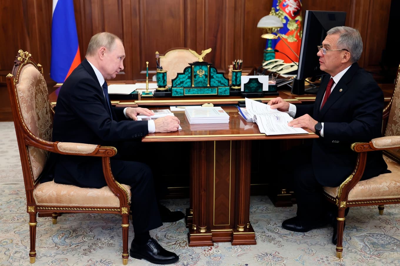 Rysslands president Vladimir Putin tillsammans med presidenten i ryska delrepubliken Tatarstan, Rustam Minnikhanov, i Moskva 2023. Arkivbild. Foto: Mikhail Klimentyev/Sputnik/AP/TT
