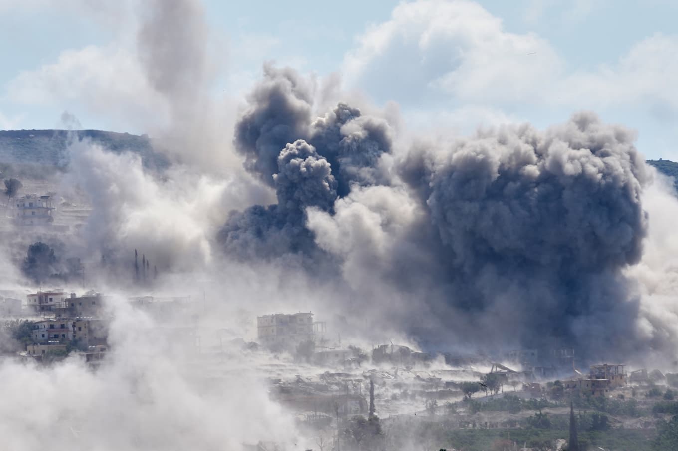 Rökmoln stiger från en by i närheten av Mansouri i södra Libanon. Bilden är tagen den 11 september, men Israel utförde fler sprängningar under måndagen på samma ort. Foto: Hussein Malla/AP/TT