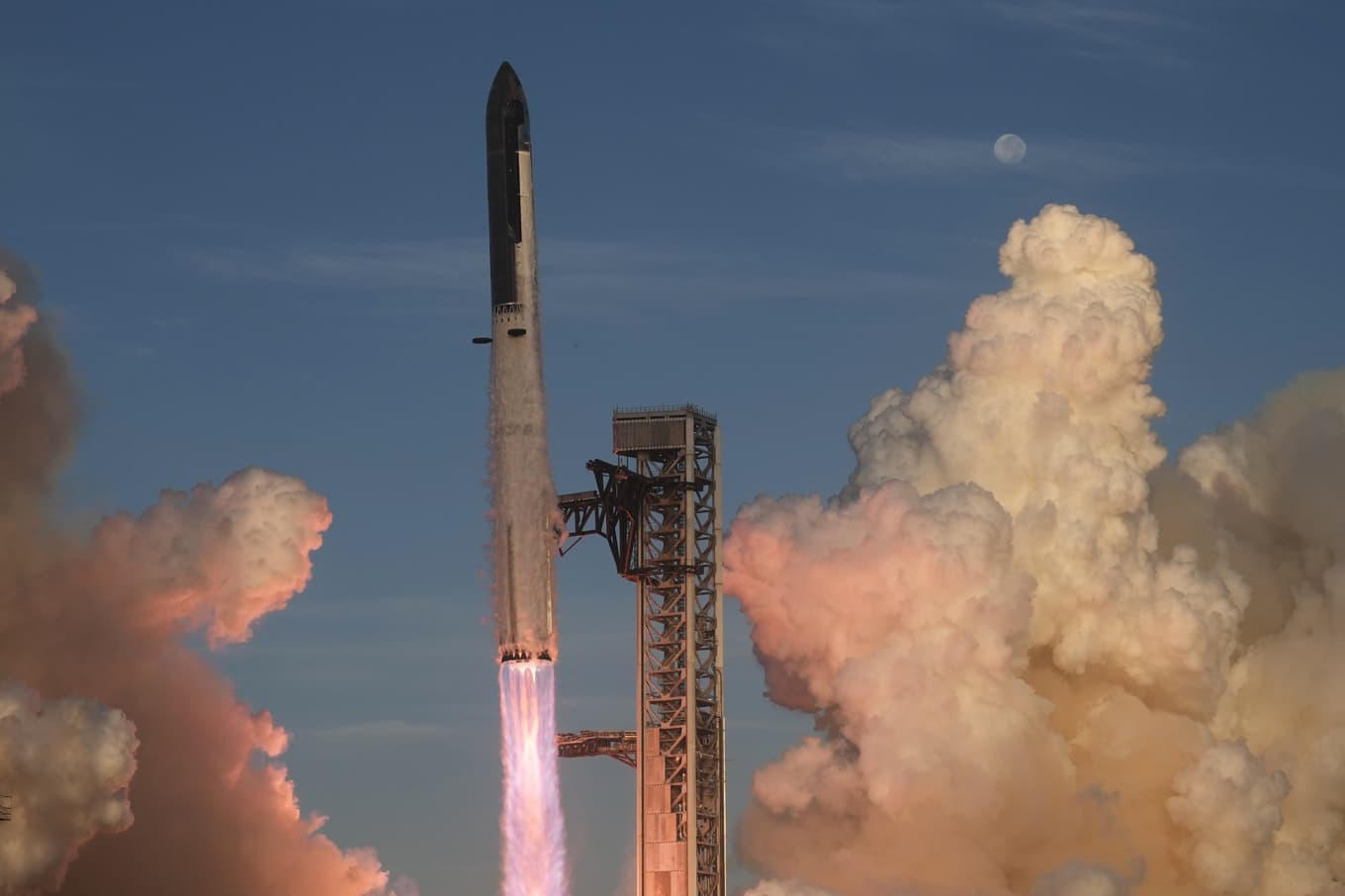 Space X sköt upp Starship från Texas på måndagsmorgonen. Foto: Eric Gay/AP/TT