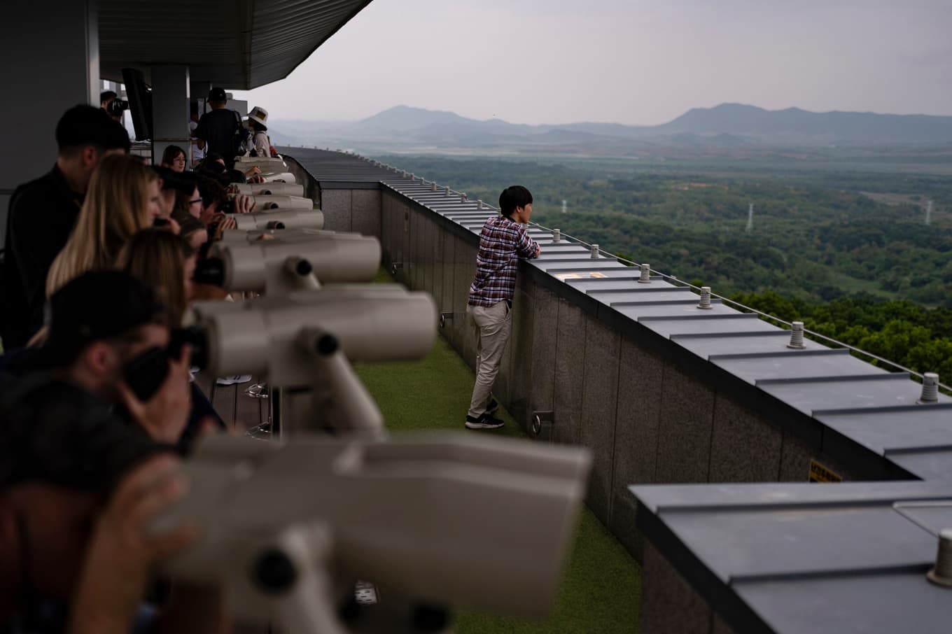 Turister tittar i kikare vid en observationsplats näraa den demilitariserade zonen mellan Sydkorea och Nordkorea. Arkivbild. Foto: Jae C. Hong/AP/TT