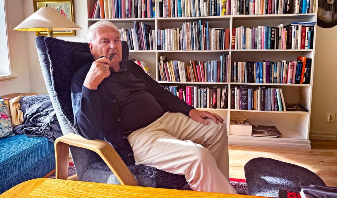 – Vackra böcker vill man ju äga, säger Bertil Falck, som tror att den tryckta boken kommer att överleva. Foto: Karl Beijbom