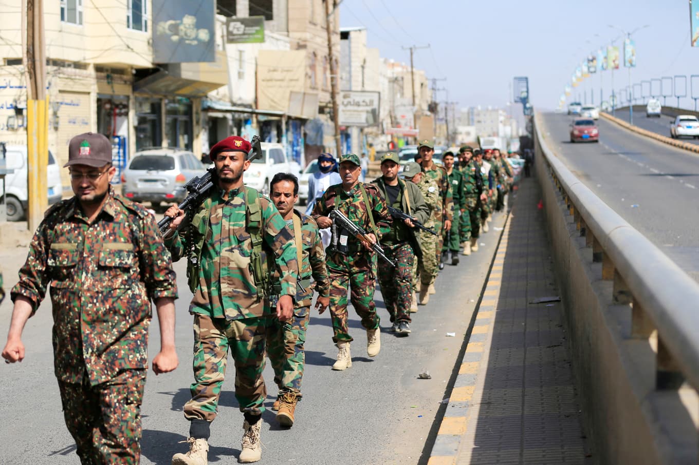 Huthirebeller marscherar under ett rekryteringsmöte i Sanaa i Jemen den 10 september. Foto: Mohammed Huwais/AFP via Getty Images