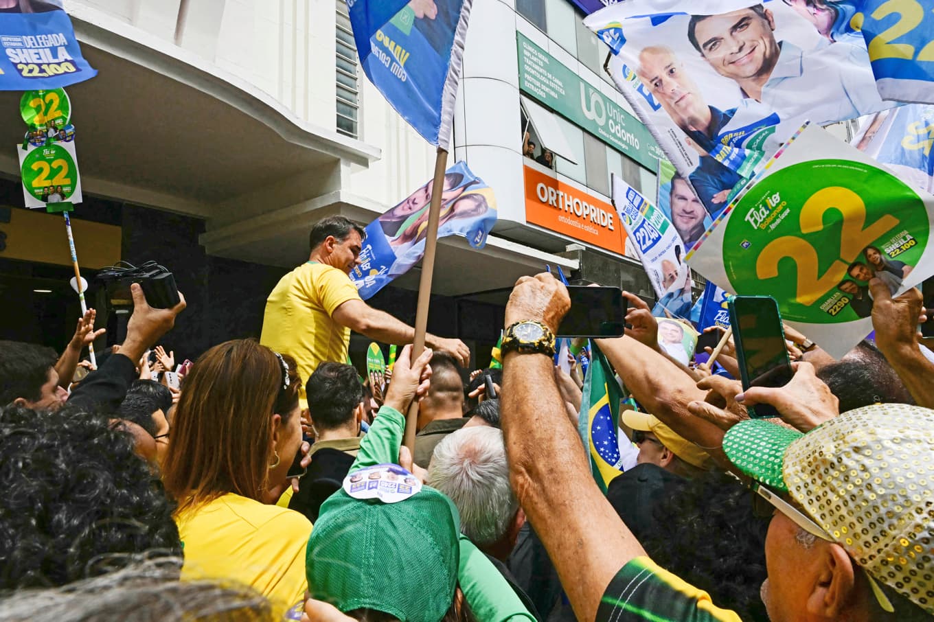Högerns kandidat Flávio Bolsonaro hälsar på anhängare under ett valmöte i Juiz de Fora. Foto: Pablo Porciuncula/AFP/Getty Images