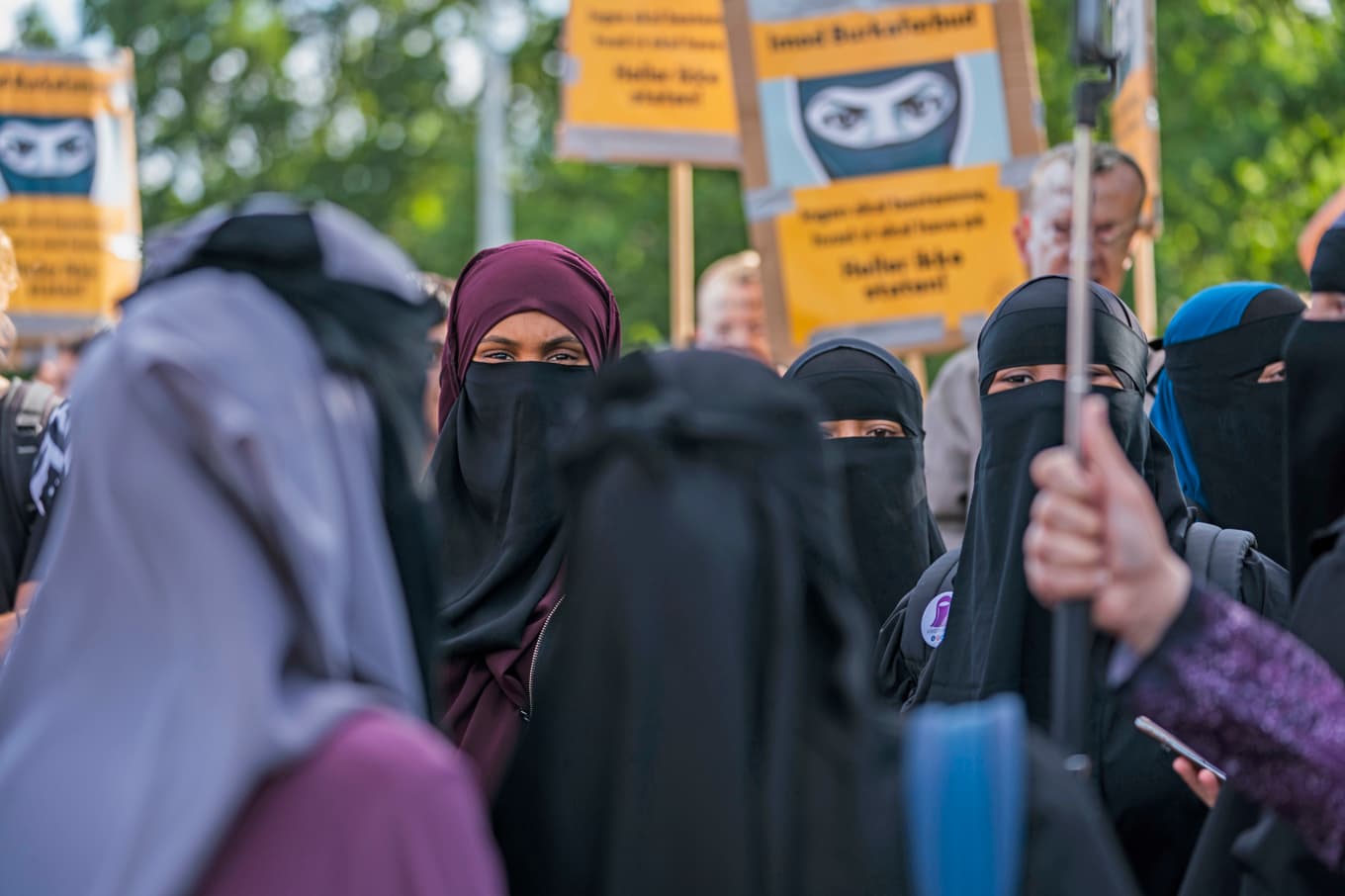 Protester mot Danmarks lag mot heltäckande klädsel. Det första straffet utdömdes 2018. Foto: Martin Sylvest/AFP via Getty Images