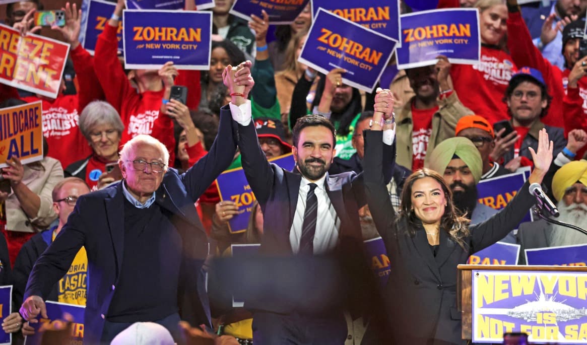 Renodlat socialistiska politiker som Bernie Sanders, Alexandria Ocasio-Cortez och Zohran Mamdani har inför mellanårsvalet fört Demokratiska partiet allt längre åt vänster. foto: Angela Weiss/Betty Images