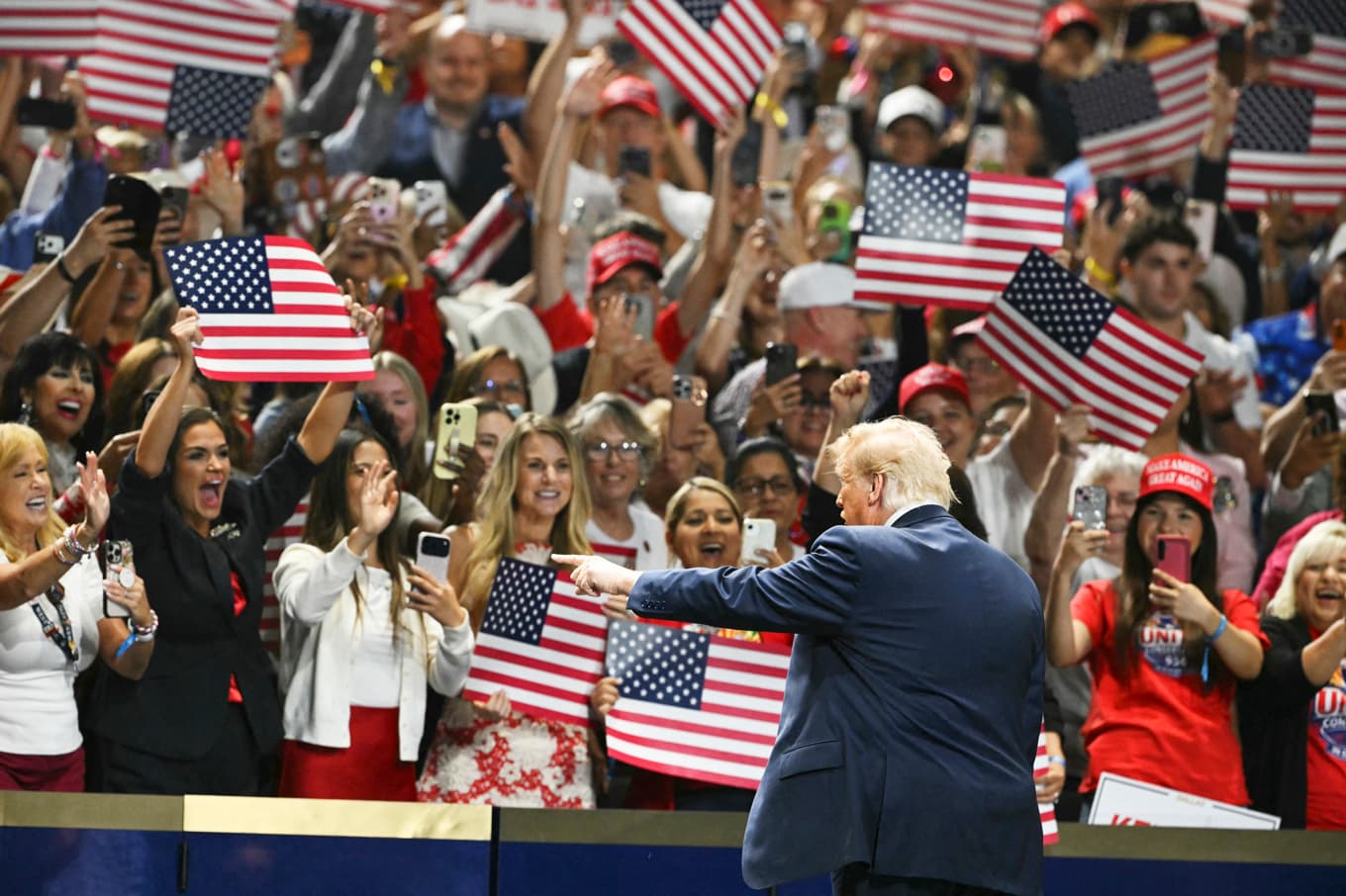 Republikanernas partikonvent blev unikt då sådana normalt bara hålls vart fjärde år. Trump bröt därtill mot seden att sittande presidenter spelar en undanskymd roll. foto: Ronaldo Scmemidt/Getty Images