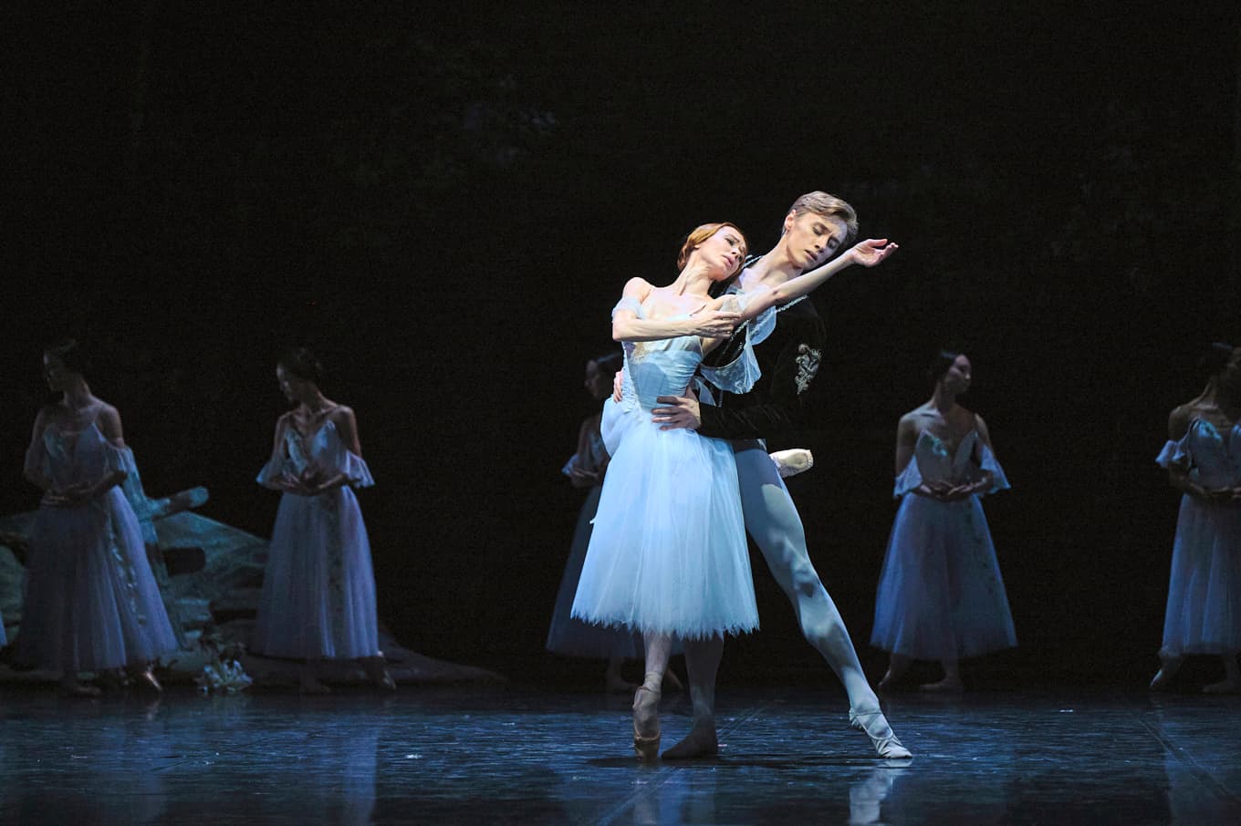 Kalle Wigle dansar med Iana Salenko i Patrice Bart’s ”Giselle” vid Staatsballett Berlin. Foto: Admill Kuyler