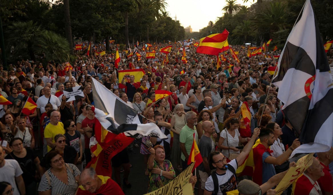 Demonstranter med spanska flaggor och Ceuta-flaggor deltar i en demonstration den 2 september. Protesterna riktar sig mot den spanska regeringens hantering av migrantkrisen i exklaven Ceuta. Foto: Jorge Guerrero/AFP via Getty Images