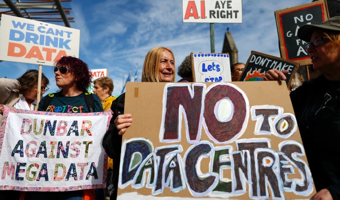 Demonstranter som protesterar mot datacenter i sina närområden utanför parlamentet i skotska Edinburgh den 3 september. Foto: Jeff J Mitchell/Getty Images