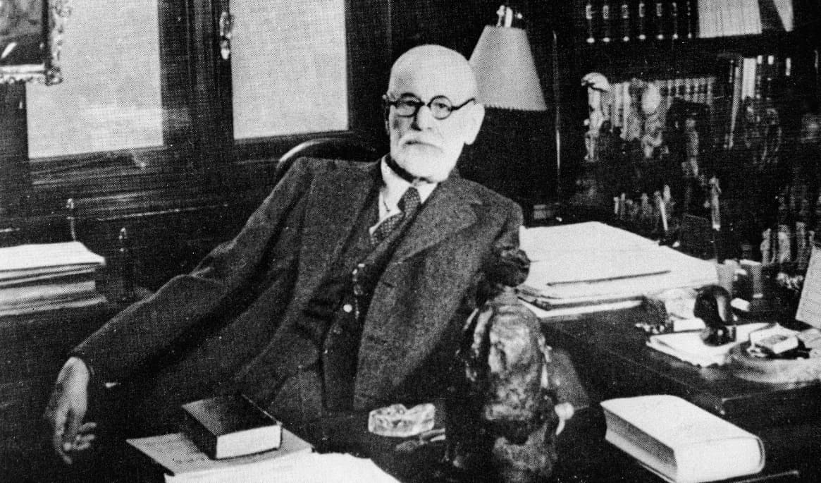 Sigmund Freud sitter bakom sitt skrivbord i Wien i Österrike 1930. Foto: Authenticated News/Getty Images