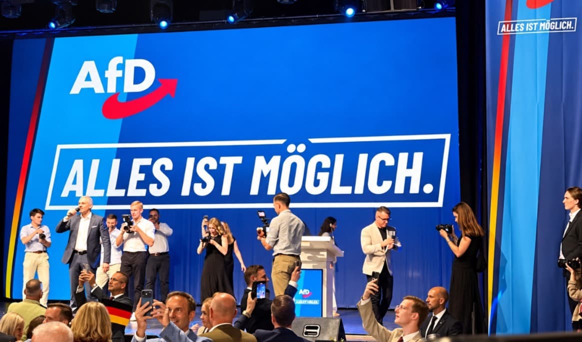AFD:s ledare i Sachsen-Anhalt, Ulrich Siegmund, talar i delstatens huvudstad Magdeburg på valnatten. Foto: Etienne Fauchaire