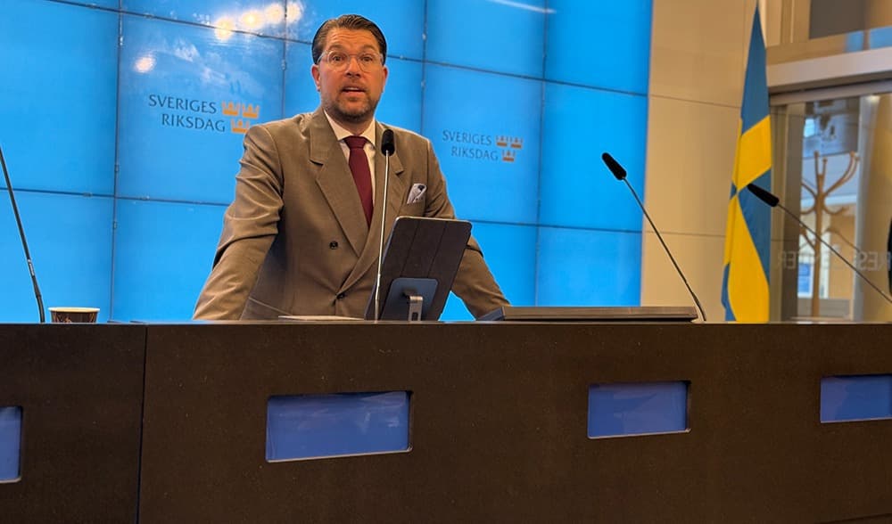 Jimmie Åkesson (SD) på pressträffen i riksdagen där han konstaterar att ”stigmat” att vara Sverigedemokrat har släppt. Foto: Staffan Erfors