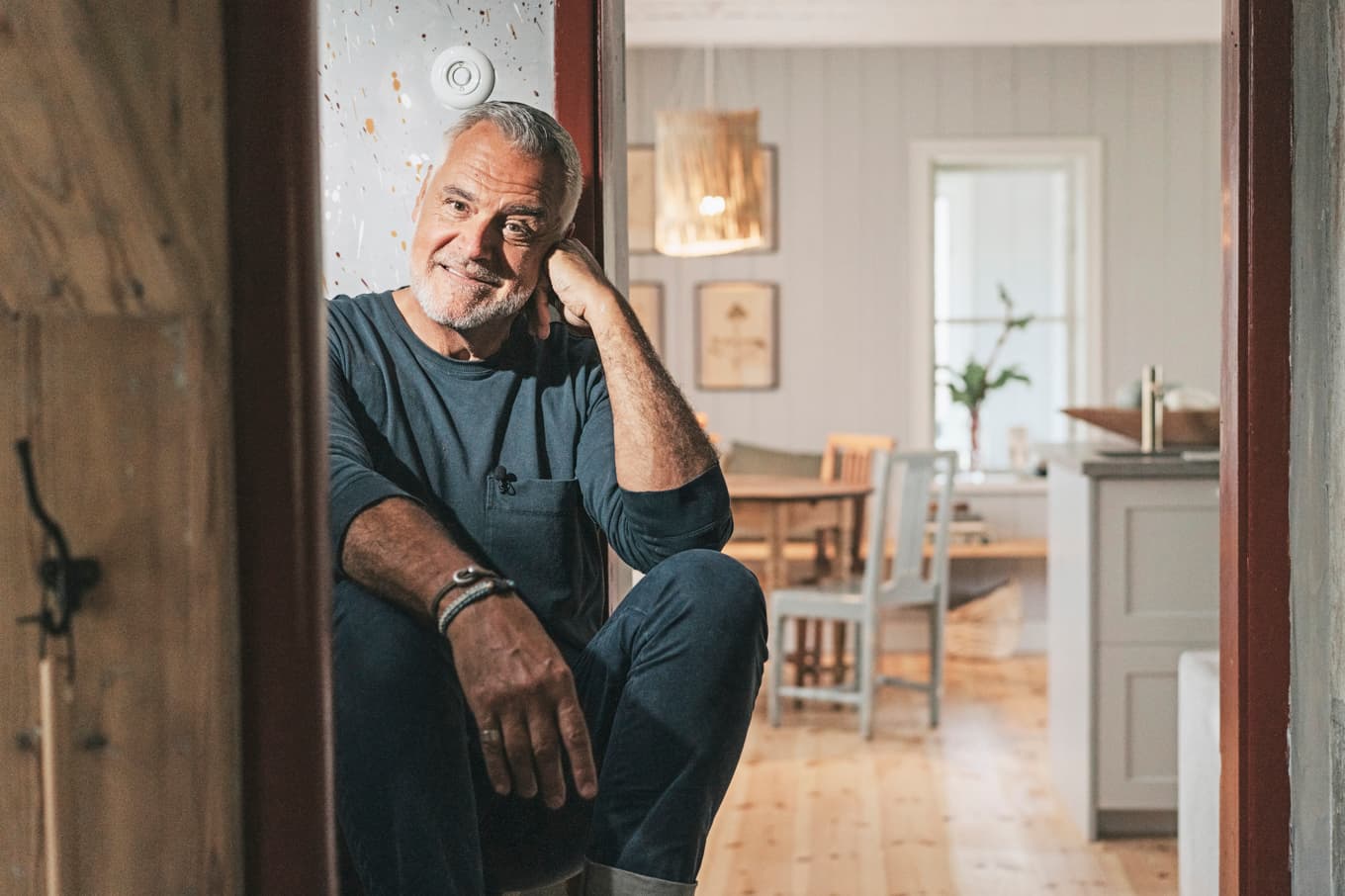 Ernst Kirchsteiger i ljus, fräsch och beige hemmiljö i väntan på julpyntandet. Foto: Jesper Olsson/TV4