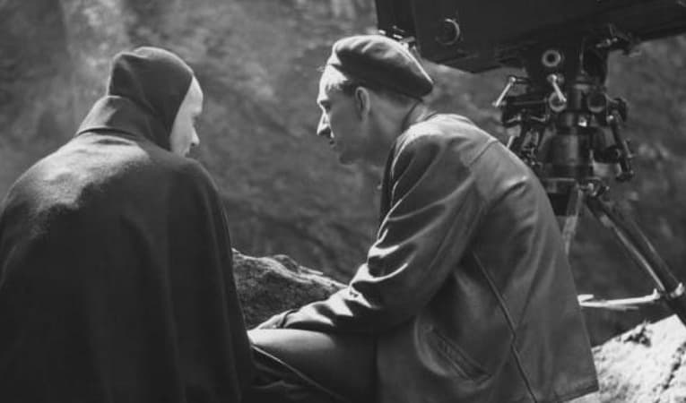 Bengt Ekerot och Ingmar Bergman under inspelningen av ”Det sjunde inseglet”. Foto: Louis Huch © 1957 AB Svensk Filmindustri