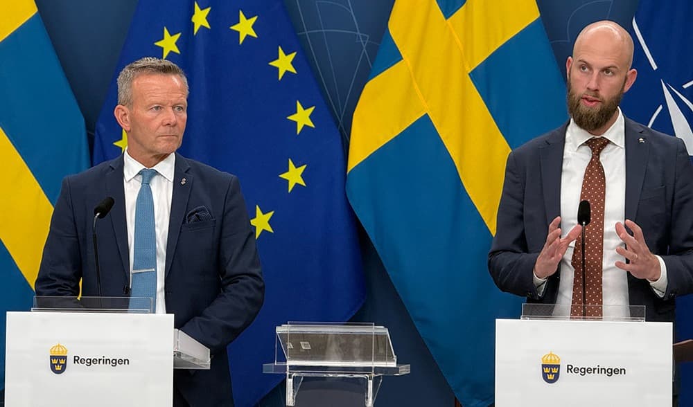 Mitt under pressträffen testades larmet. Generaldirektören för Myndigheten för civilt försvar, Mikael Frisell, och ministern för civilt försvar, Carl-Oskar Bohlin, var nöjda. Nu ska testet utvärderas. Foto: Staffan Erfors