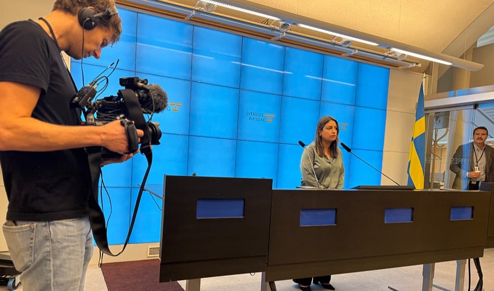 Nooshi Dadgostar (V) sätter nu press på Centerpartiet. Hon menar att de måste bestämma sig i vilket block de ska ingå. Foto: Staffan Erfors