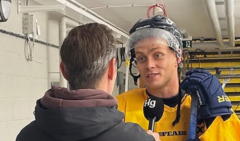 Forwarden Wille Bärehag är en av tio spelare som är kvar i laget från fjolårets succésäsong. Målet för Bärehag – som här intervjuas av Helagotlands sportchef Kalle Forsell – och hans lagkamrater är främst att hålla sig kvar i Hockeyallsvenskan. Foto: Jonas Arnesen
