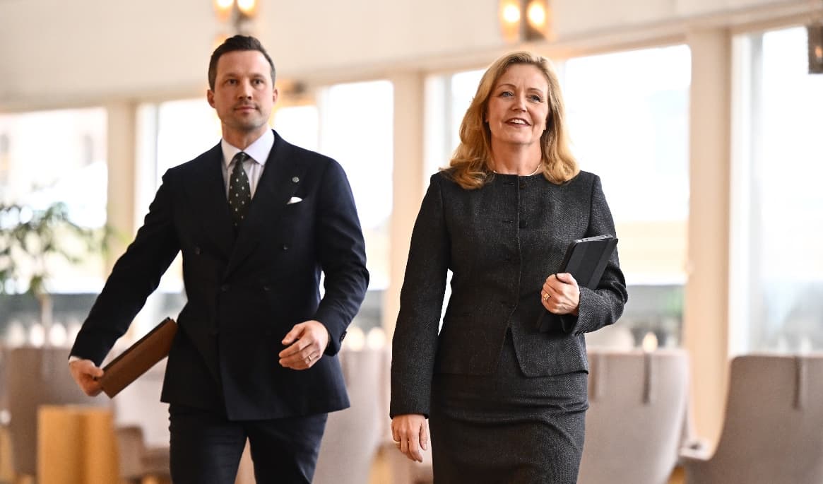 Hannes Hervieu (C), partisekreterare och Elisabeth Thand Ringqvist (C), partiledare. Foto: Anders Wiklund / TT
