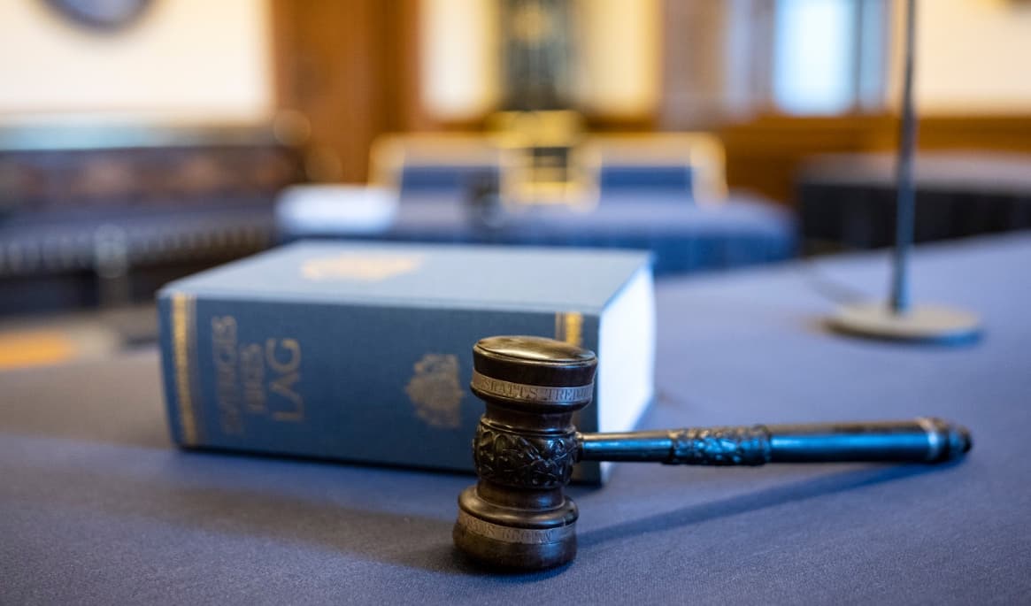 Västmanlands tingsrätt avfärdar 32-åringens invändningar och dömer honom till fängelse för olaga hot, misshandel och ofredande. Foto: Johan Nilsson/TT