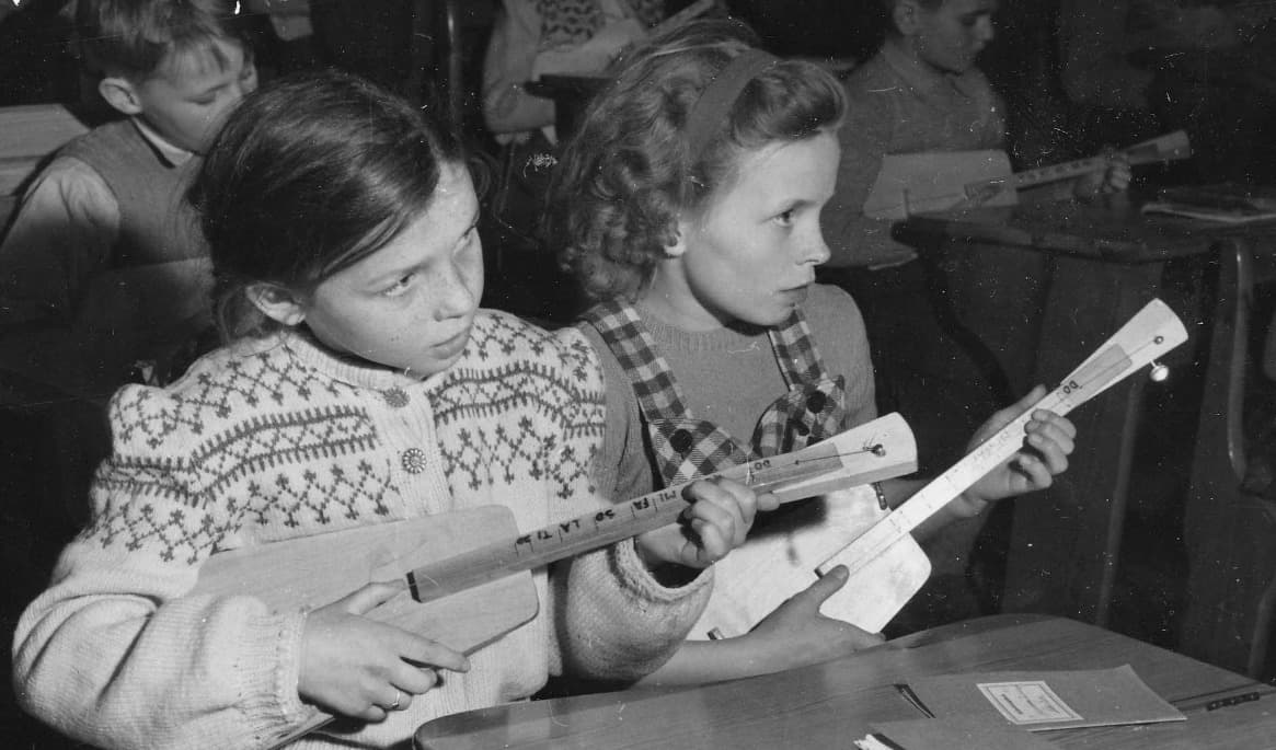 Tambispel vid Skuru skola 1950, Nacka kommun. Foto: Nacka lokalhistoriska arkiv