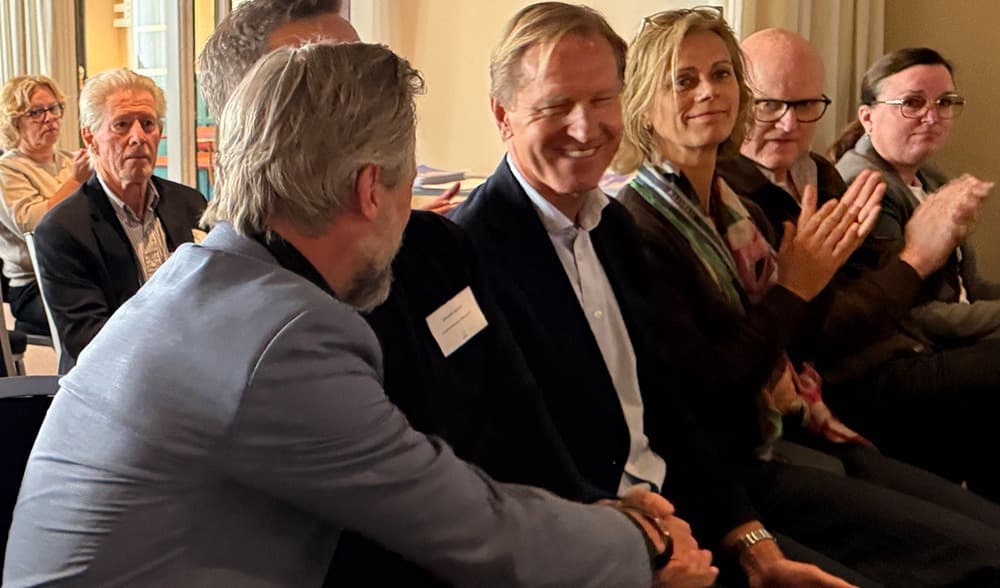 Ulf Rosberg, efter att ha vunnit ordförandestriden i Svenska Tennisförbundet, gratuleras av utmanaren Robert Samuelsson. Foto: Staffan Erfors