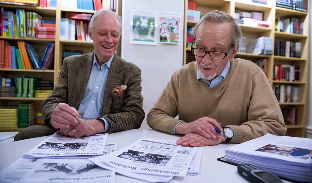 Satirtidningen Grönköpings Veckoblad fyller 110 år i år. Här ser vi medarbetaren Ulf Aspengren (tv) i glatt samspråk med chefredaktören Ulf Schöldström. Foto: Erik Nylander/TT