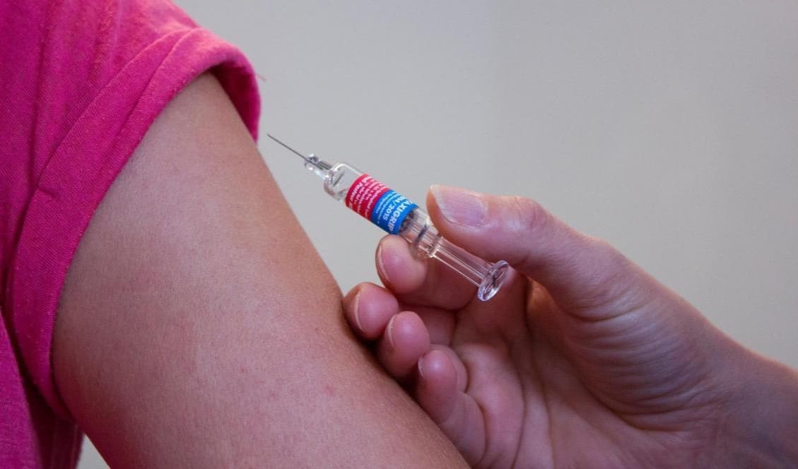 Massvaccinationen mot svininfluensan med vaccinet Pandemrix genomfördes vintern 2009-2010. Efteråt drabbades hundratals barn och unga i Sverige av den obotliga sjukdomen narkolepsi. Foto: Katja Fuhlert