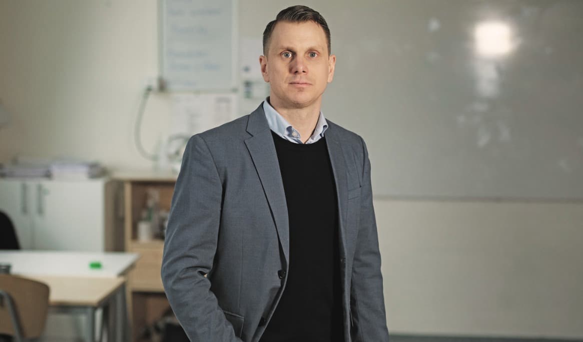 Simon Sandström, som är huvudskyddsombud för Sveriges Lärare, är bekymrad över våldsutvecklingen i skolan. Foto: Sven Jansson