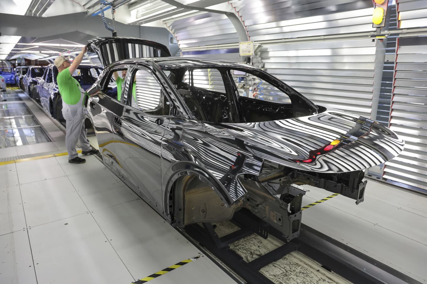 En anställd kontrollerar elbilar i ID-serien vid Volkswagens fabrik i Emden i Tyskland den 24 februari. Foto: Focke Strangmann/Getty Images