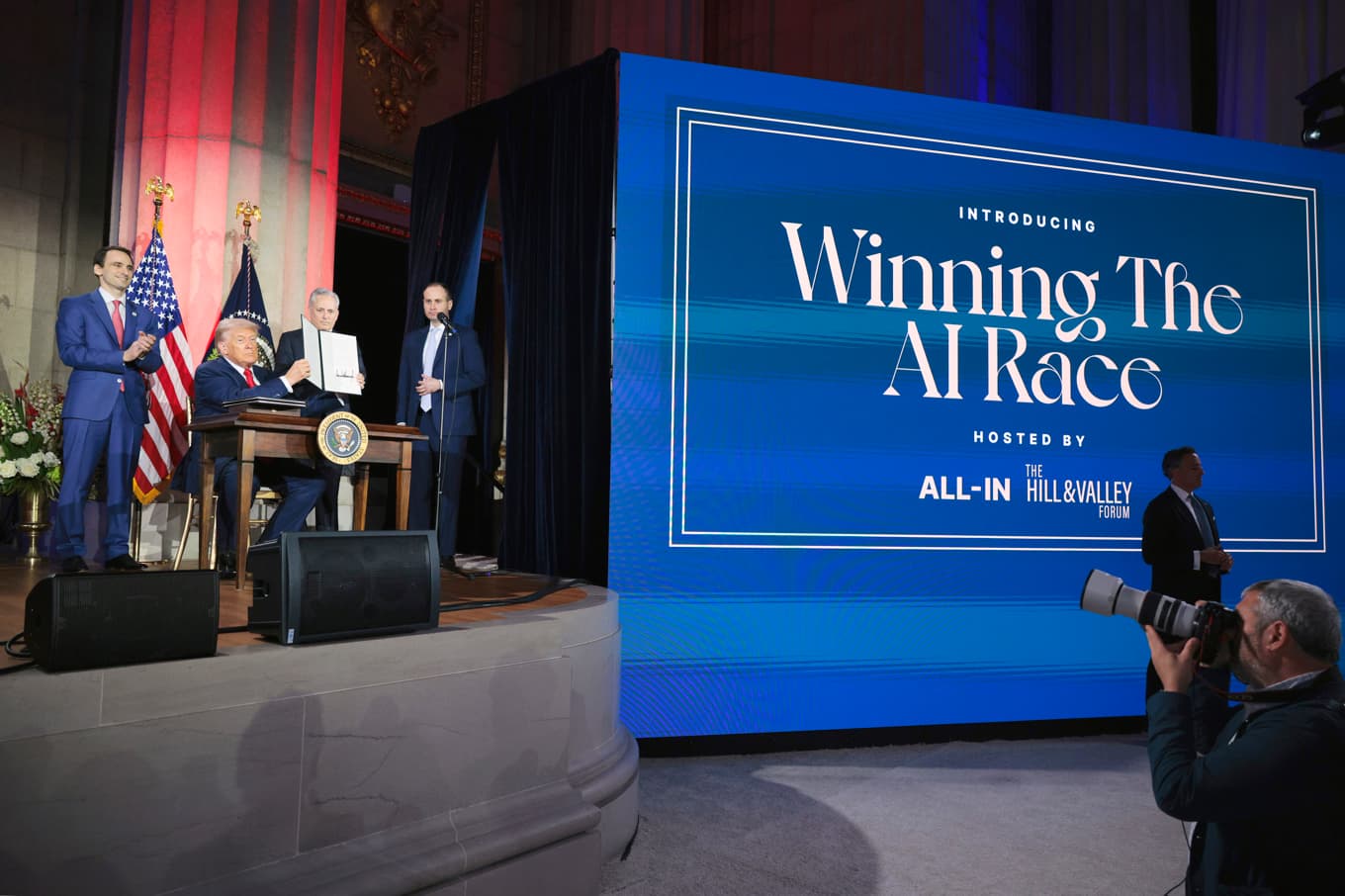 USA:s president Donald Trump under ett AI-toppmöte i Washington DC. Trump har, liksom Kinas ledare Xi Jinping, lagt stor vikt vid att vinna AI-kapplöpningen. Foto: Chip Somodevilla/Getty Images