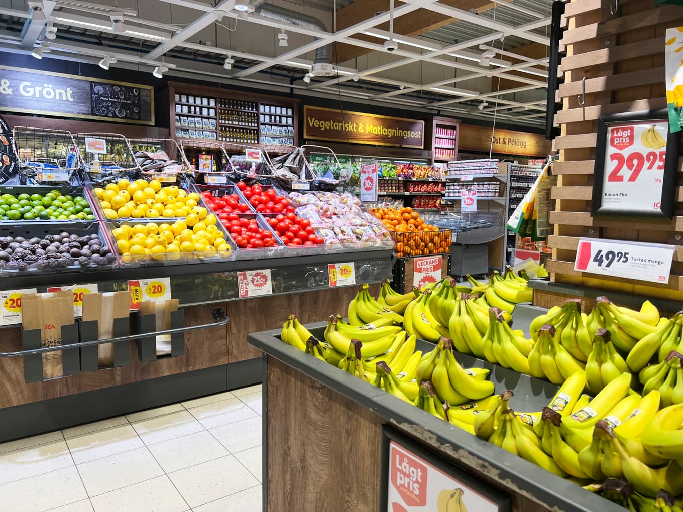 Fruktkorgar och AI-agenter levererar båda en kombo av basprodukter, variation och säsongsnyheter – men på helt olika sätt. FOTO: Sofia Drevemo