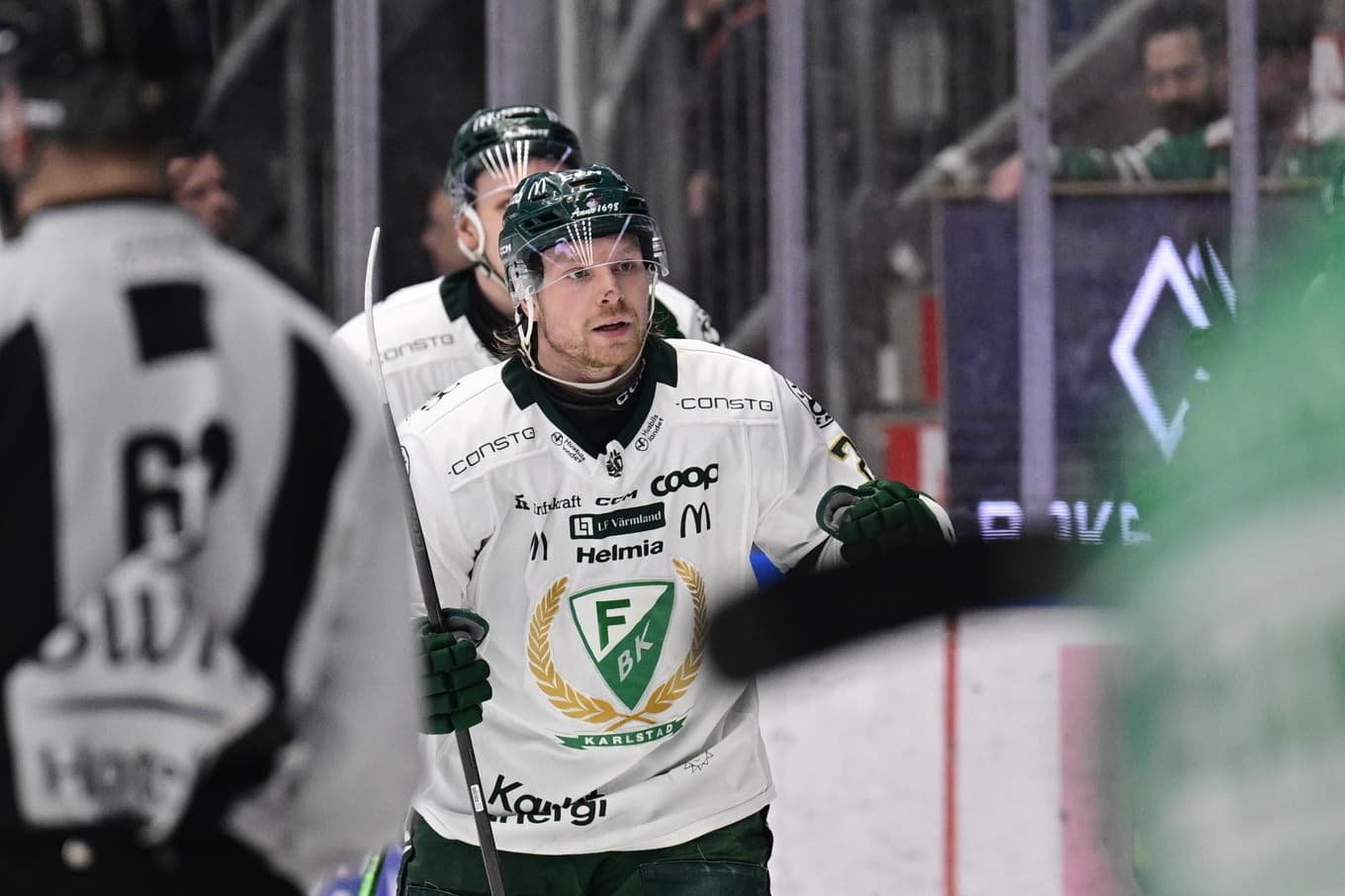 Färjestads Oskar Steen fick efter viss tveksamhet fira sitt mål mot HV71. Arkivbild. Foto: Johan Nilsson/TT