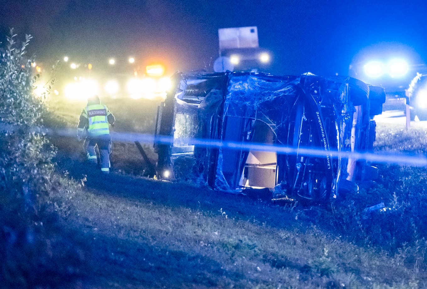 Ett tiotal personer har skadats allvarligt i en bussolycka mellan Växjö och Alvesta. Foto: Johan Nilsson/TT